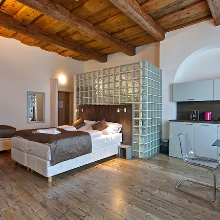 U Tri Hrusek & Hotel apartamentowy 4*