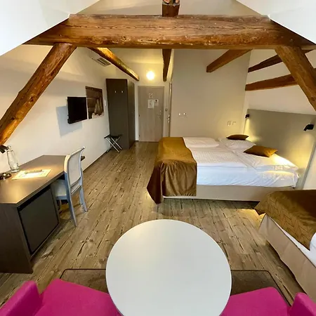 U Tri Hrusek & Hotel apartamentowy Czeskie Budziejowice