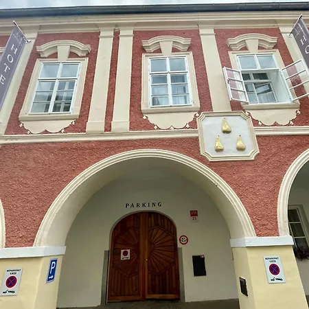 U Tri Hrusek & Hotel apartamentowy 4*